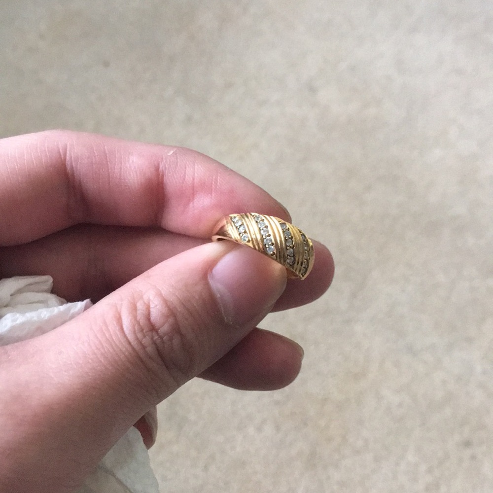 Cubic zirconia gold ring